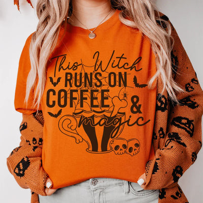 Esta bruja funciona con café y camiseta mágica