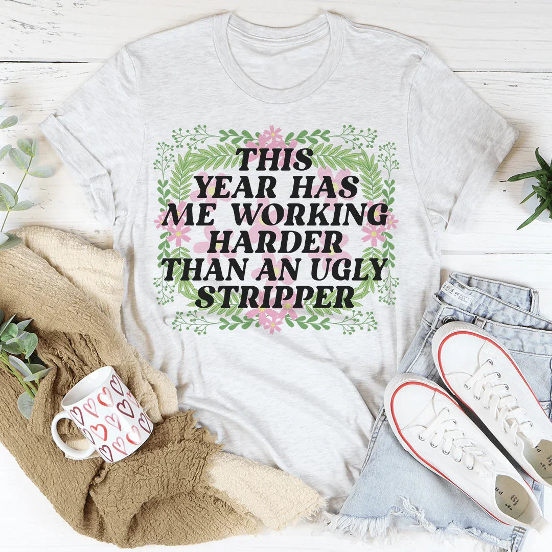Este año me tiene trabajando duro Tee