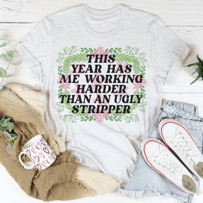 Este año me tiene trabajando duro Tee