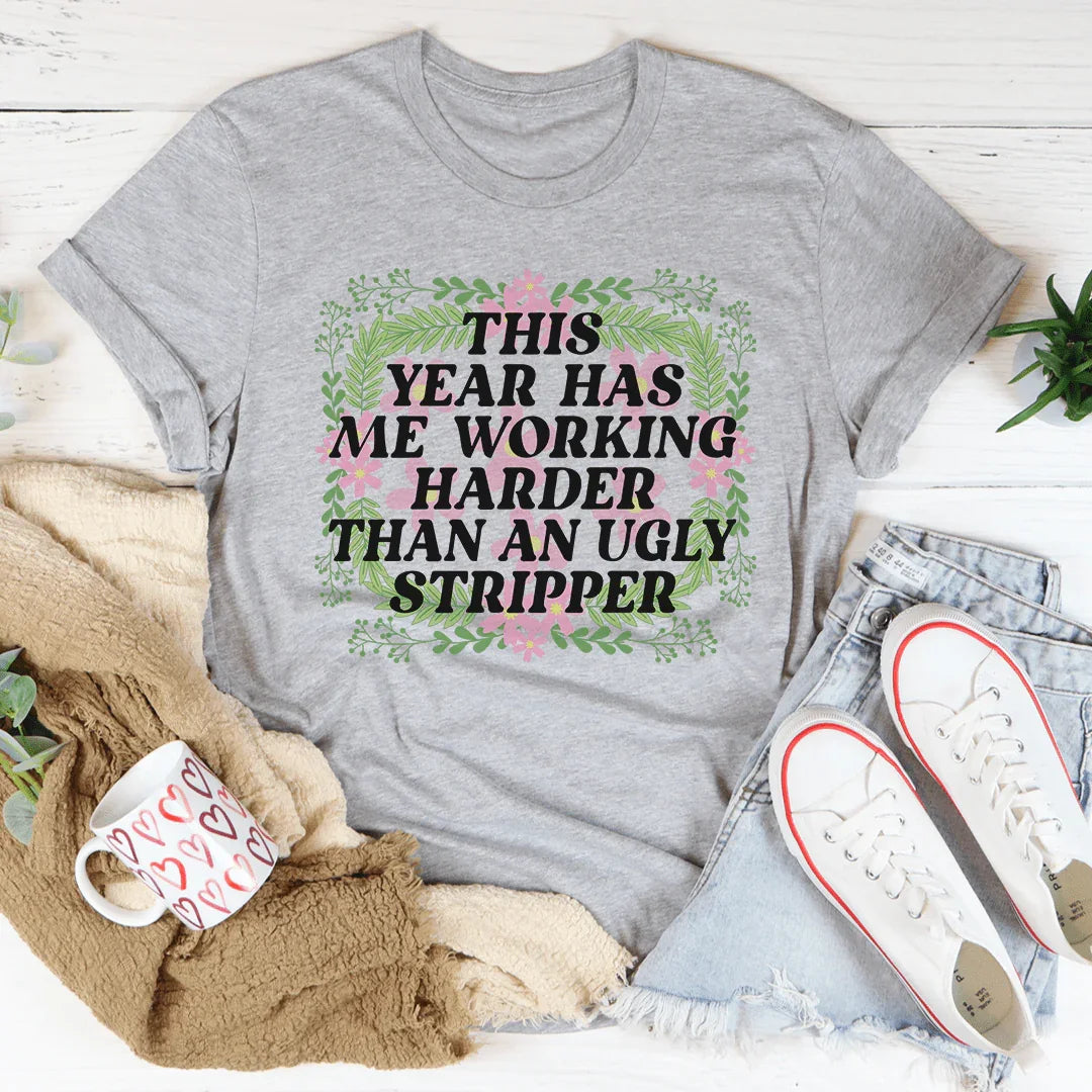 Este año me tiene trabajando duro Tee