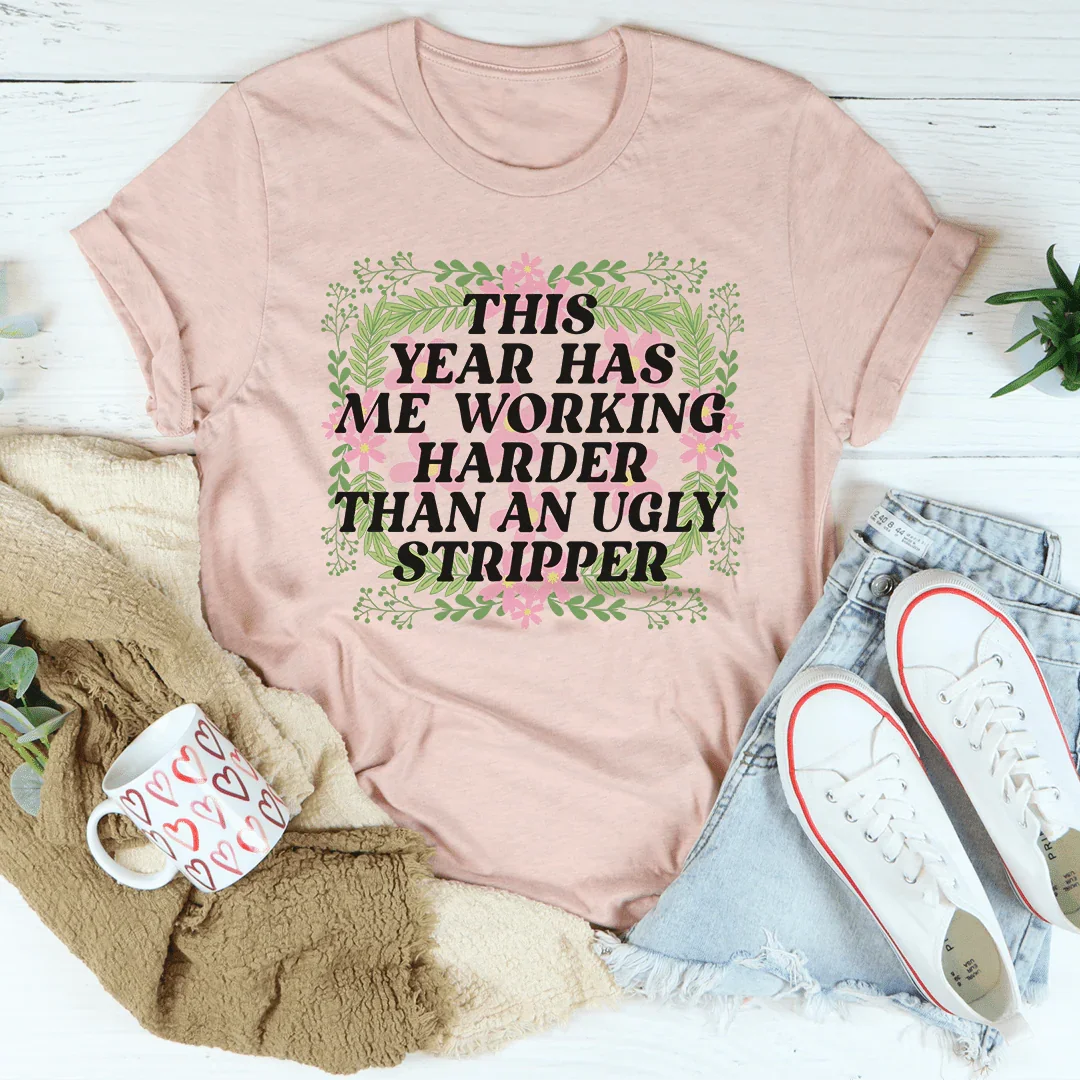 Este año me tiene trabajando duro Tee