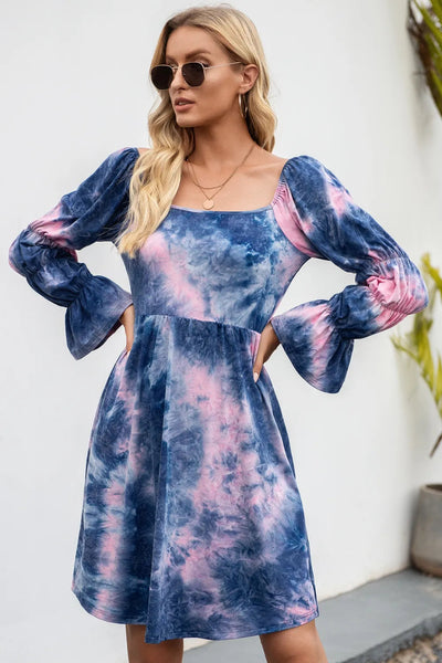 Robe à manches évasées à encolure carrée tie-dye