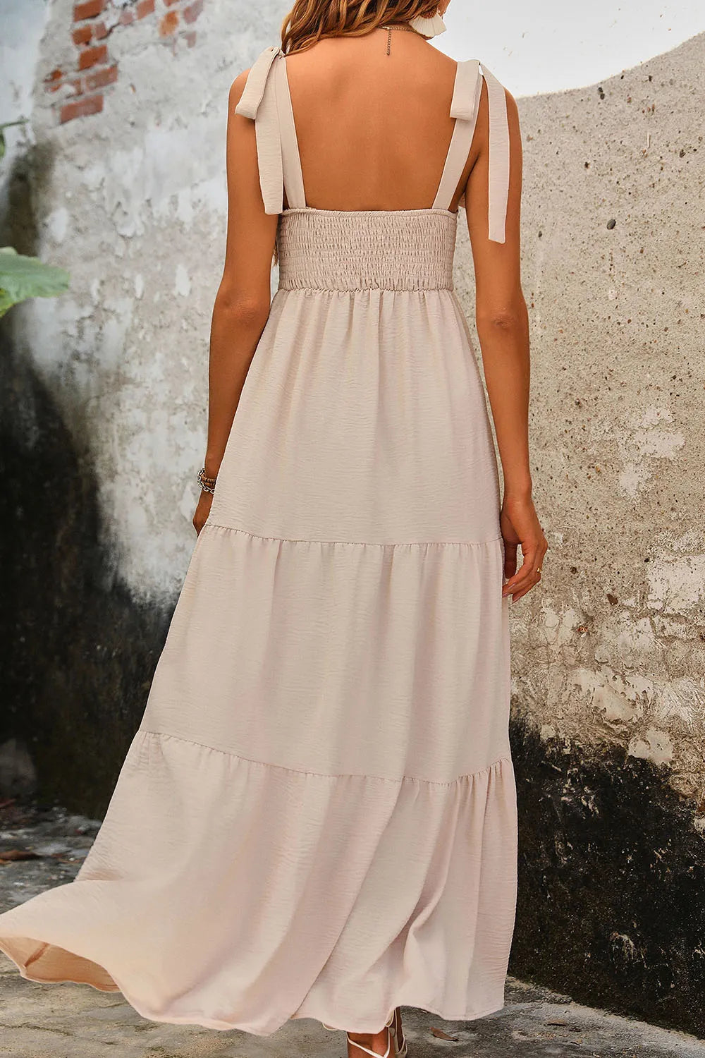 Robe à bretelles nouées avec smocks et volants