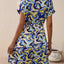 Robe courte à manches courtes et décolleté en V imprimée avec lien