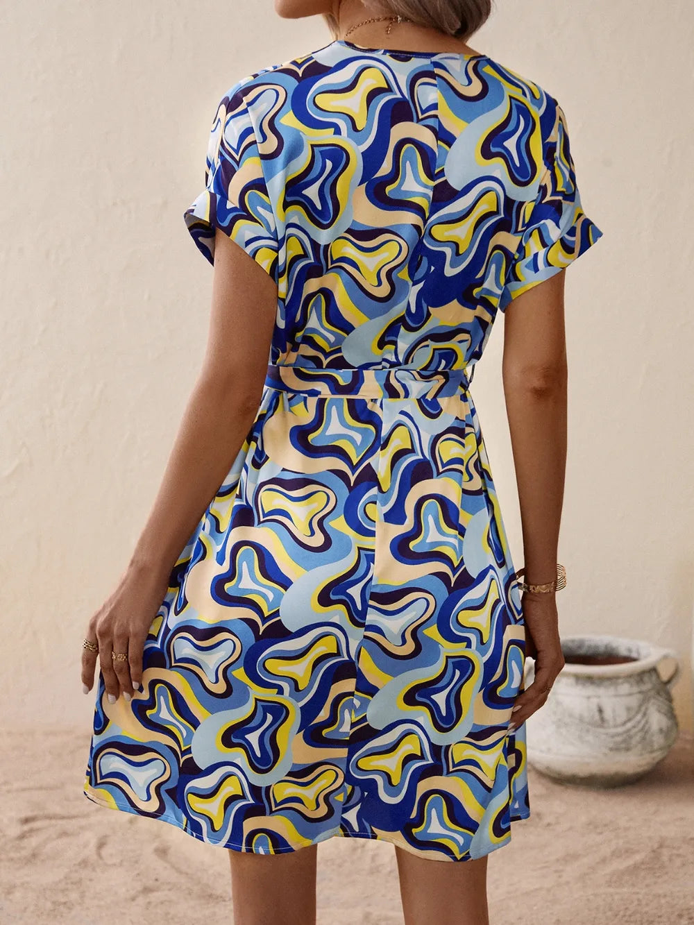 Robe courte à manches courtes et décolleté en V imprimée avec lien