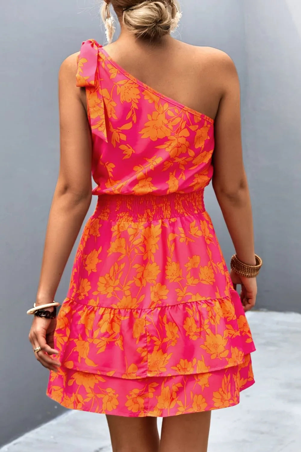 Robe à épaule unique smockée imprimée