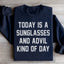 Aujourd'hui est un jour de sweat-shirt avec lunettes de soleil et Advil