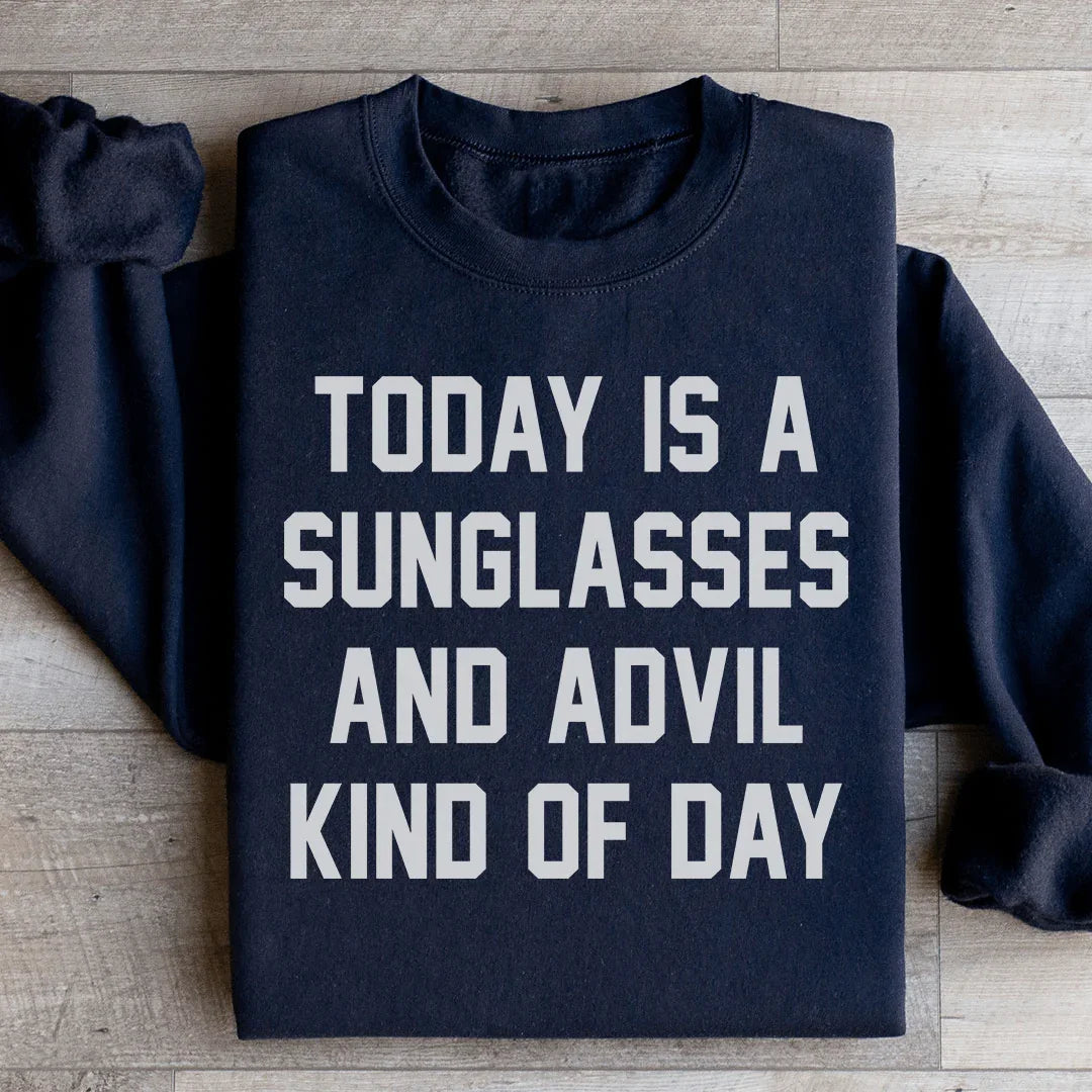 Aujourd'hui est un jour de sweat-shirt avec lunettes de soleil et Advil