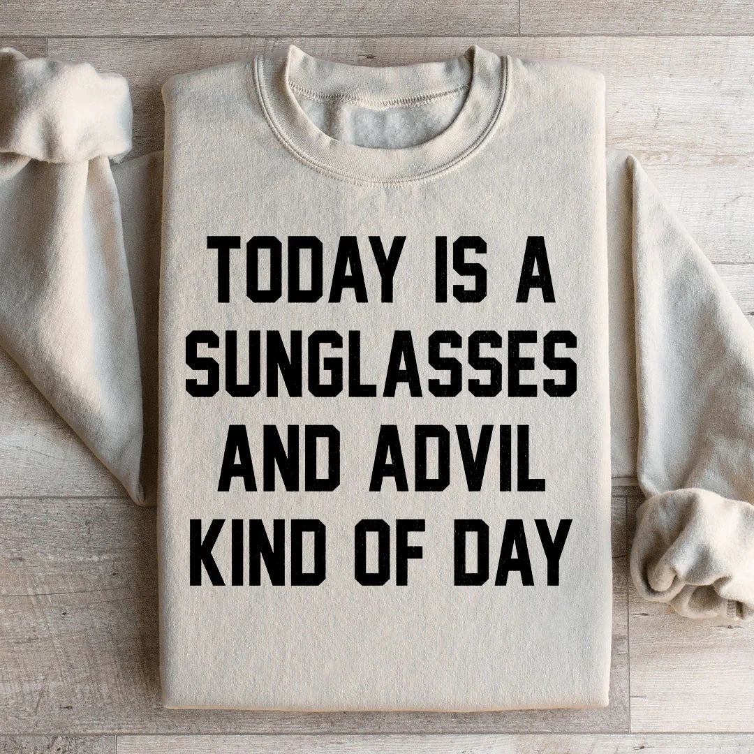 Aujourd'hui est un jour de sweat-shirt avec lunettes de soleil et Advil