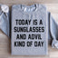 Aujourd'hui est un jour de sweat-shirt avec lunettes de soleil et Advil