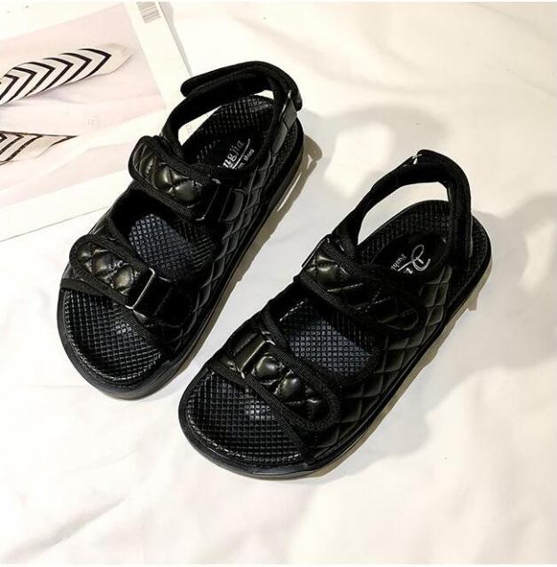 Sandales plates brodées noires tendance pour l'été