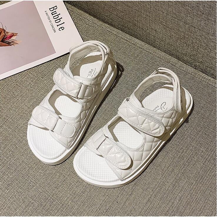Sandales plates brodées noires tendance pour l'été