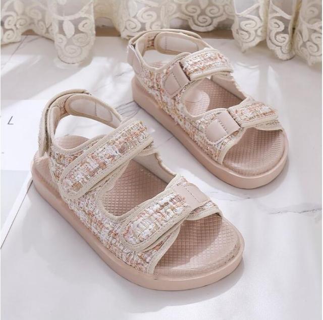 Sandales plates brodées noires tendance pour l'été