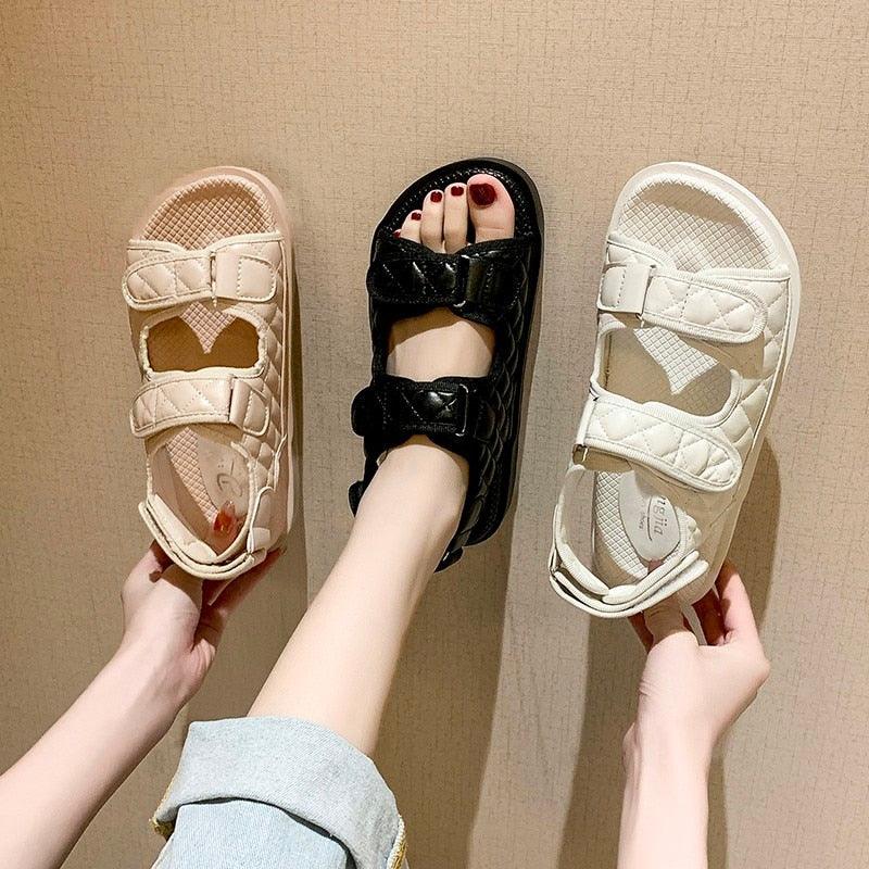 Sandales plates brodées noires tendance pour l'été