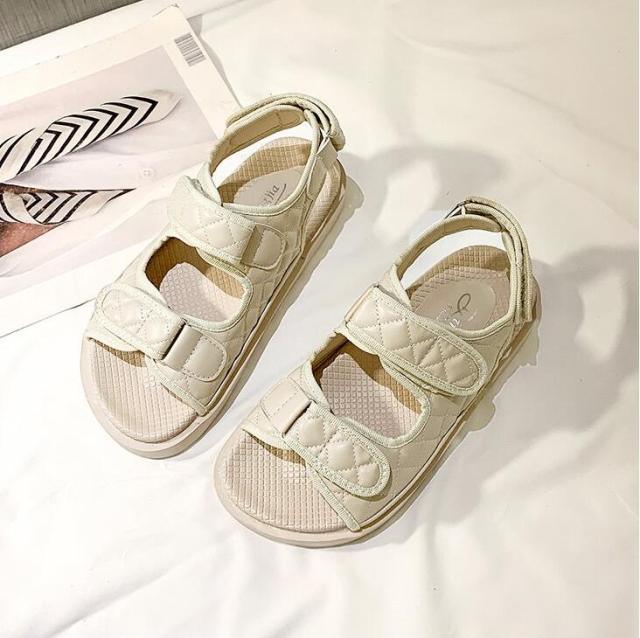 Sandales plates brodées noires tendance pour l'été