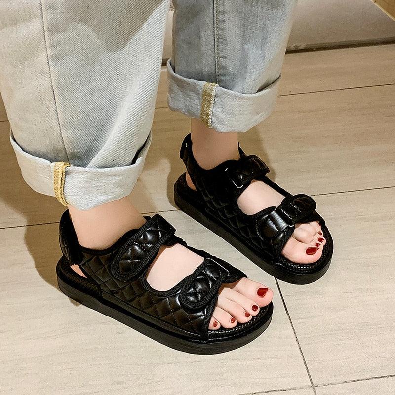 Sandales plates brodées noires tendance pour l'été