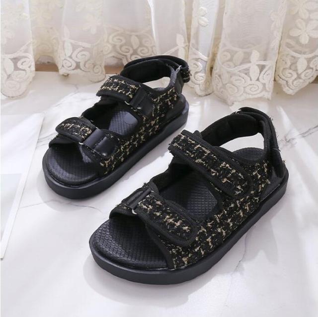 Sandales plates brodées noires tendance pour l'été