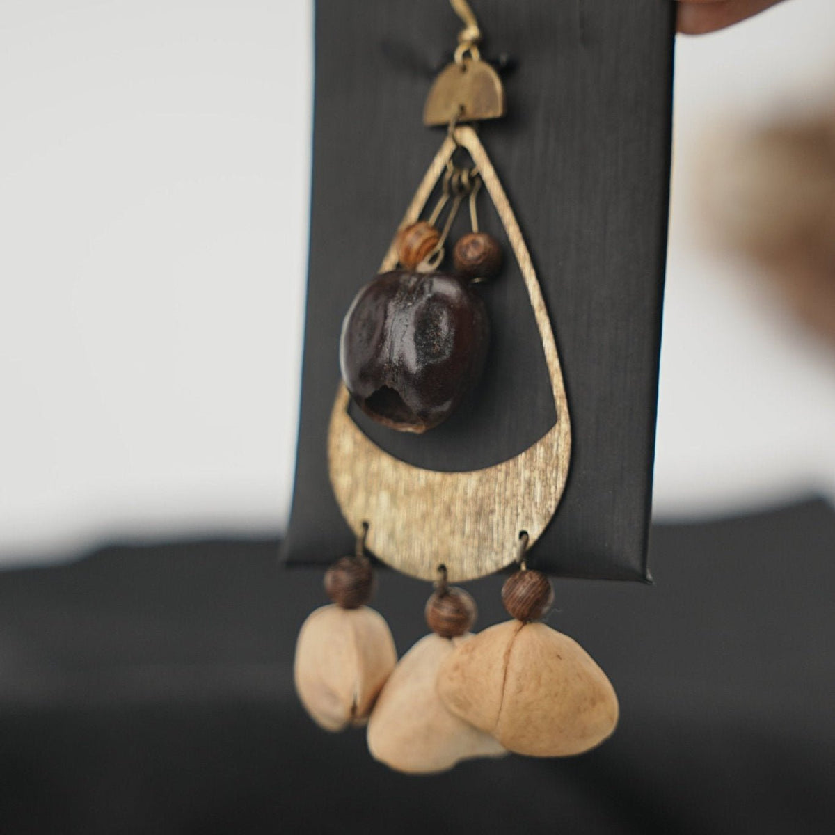 L'Écho Tribal - Boucles d'oreilles en bronze martelé asymétriques et graines naturelles