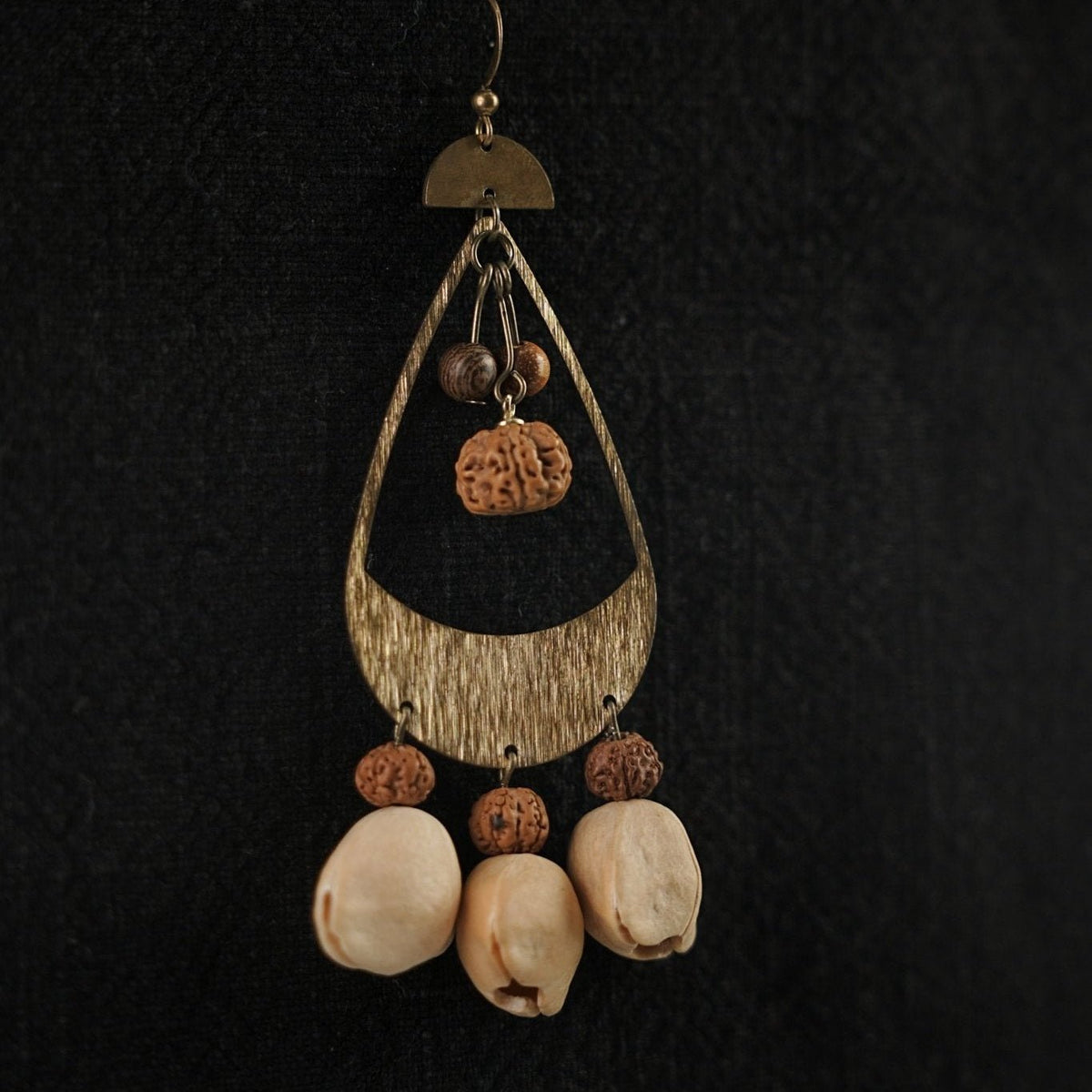 L'Écho Tribal - Boucles d'oreilles en bronze martelé asymétriques et graines naturelles