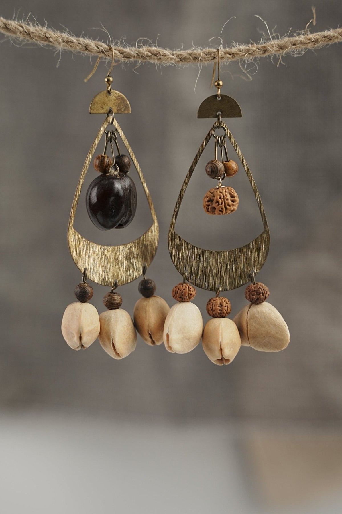 L'Écho Tribal - Boucles d'oreilles en bronze martelé asymétriques et graines naturelles