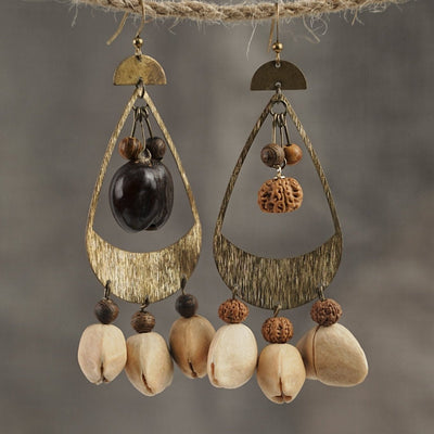 L'Écho Tribal - Boucles d'oreilles en bronze martelé asymétriques et graines naturelles