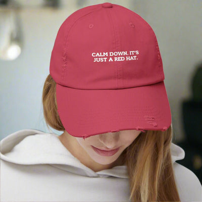 Gorra Distressed Unisex - Cálmate, Solo es un Sombrero Rojo