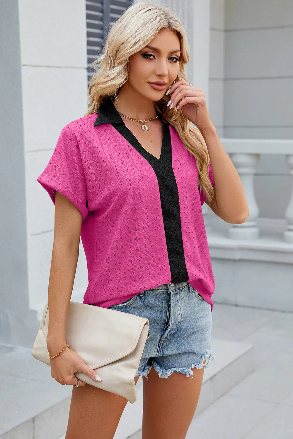 Camiseta suelta de manga corta con cuello en V y contraste para mujeres