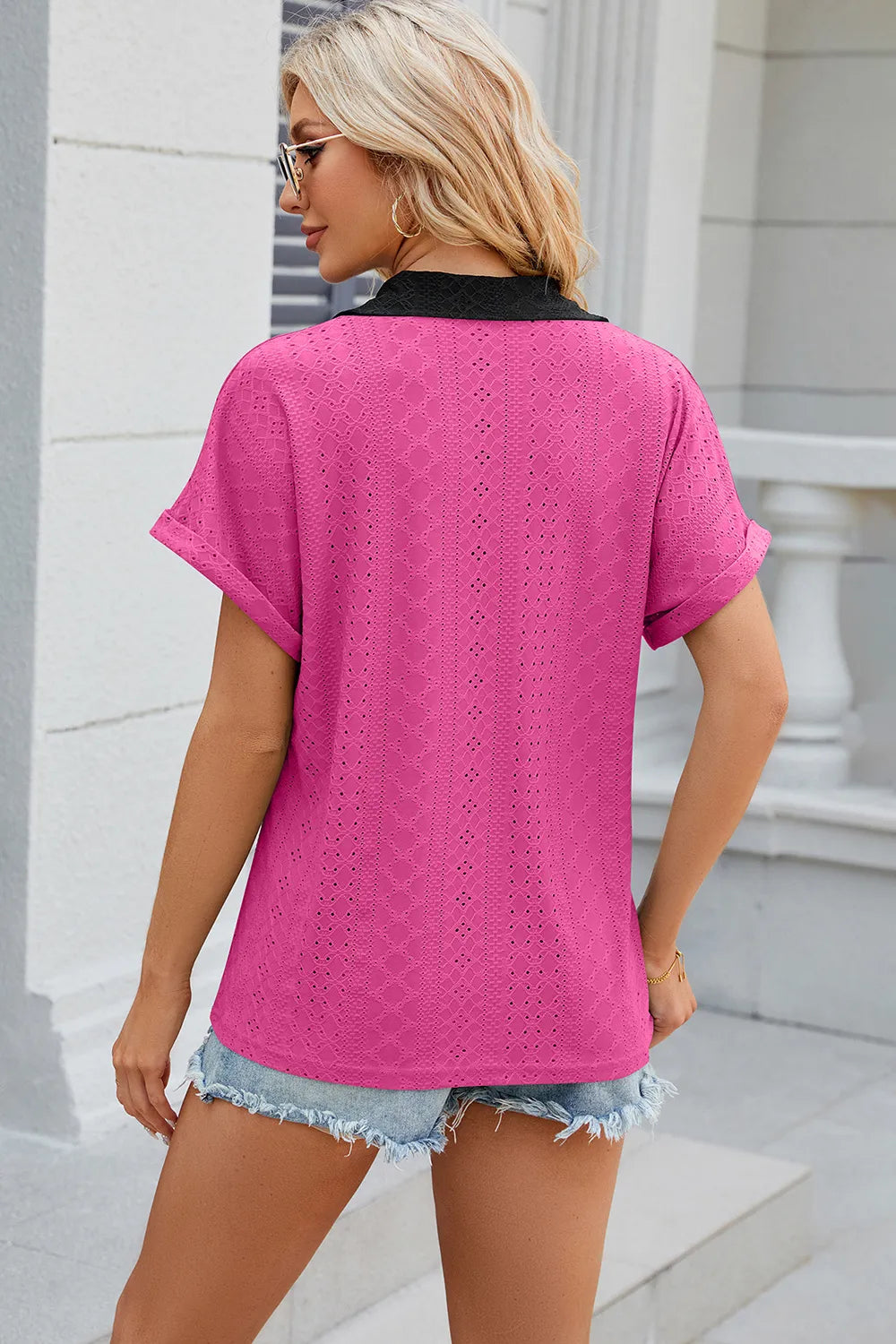 Camiseta suelta de manga corta con cuello en V y contraste para mujeres