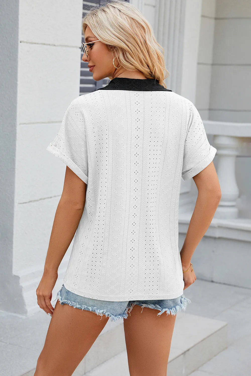 Camiseta suelta de manga corta con cuello en V y contraste para mujeres