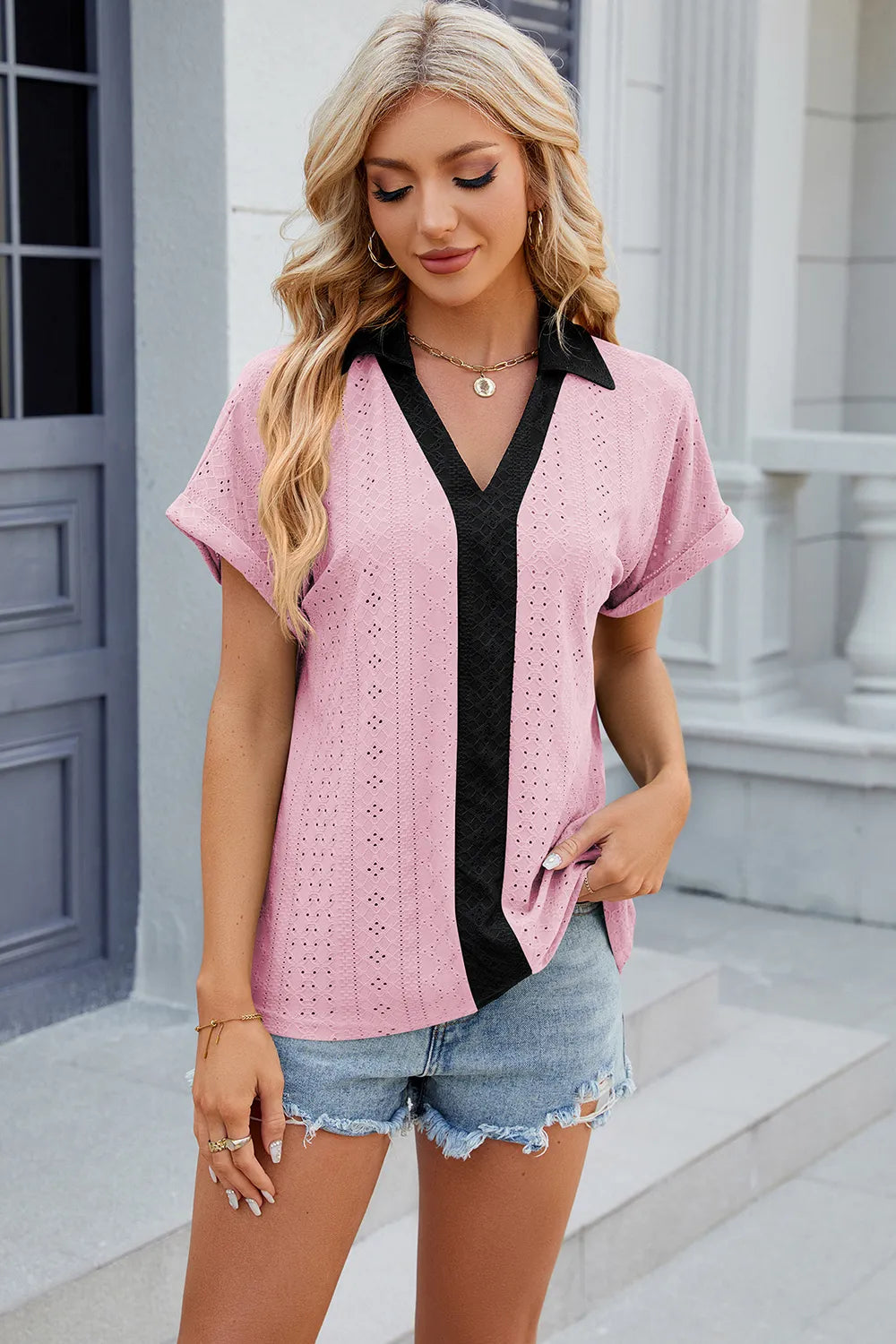 Camiseta suelta de manga corta con cuello en V y contraste para mujeres