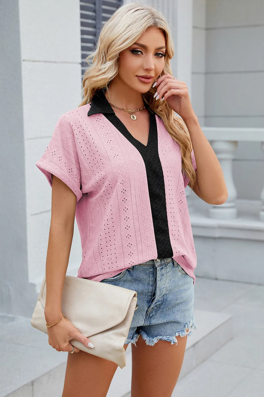 Camiseta suelta de manga corta con cuello en V y contraste para mujeres