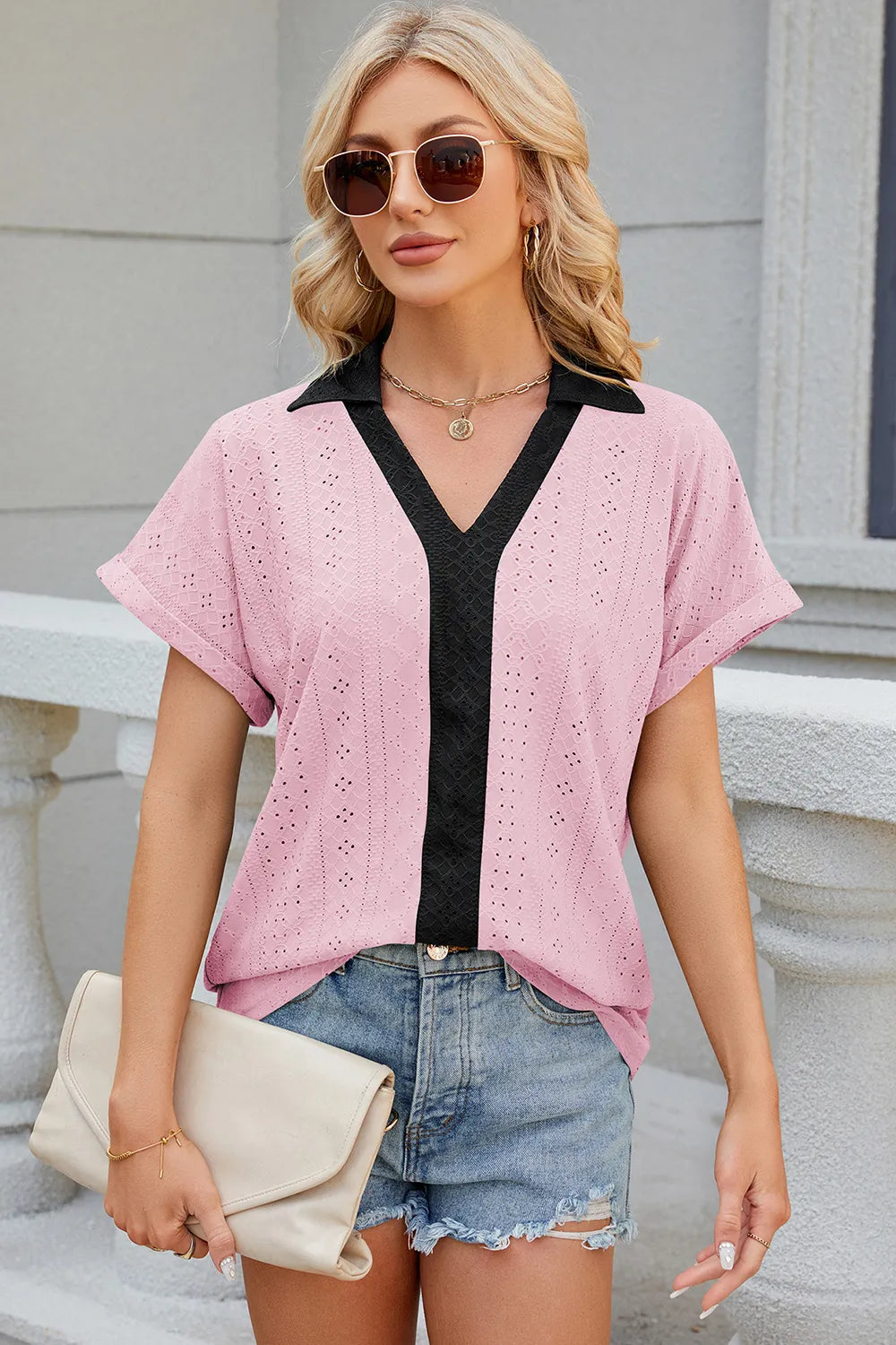 Camiseta suelta de manga corta con cuello en V y contraste para mujeres