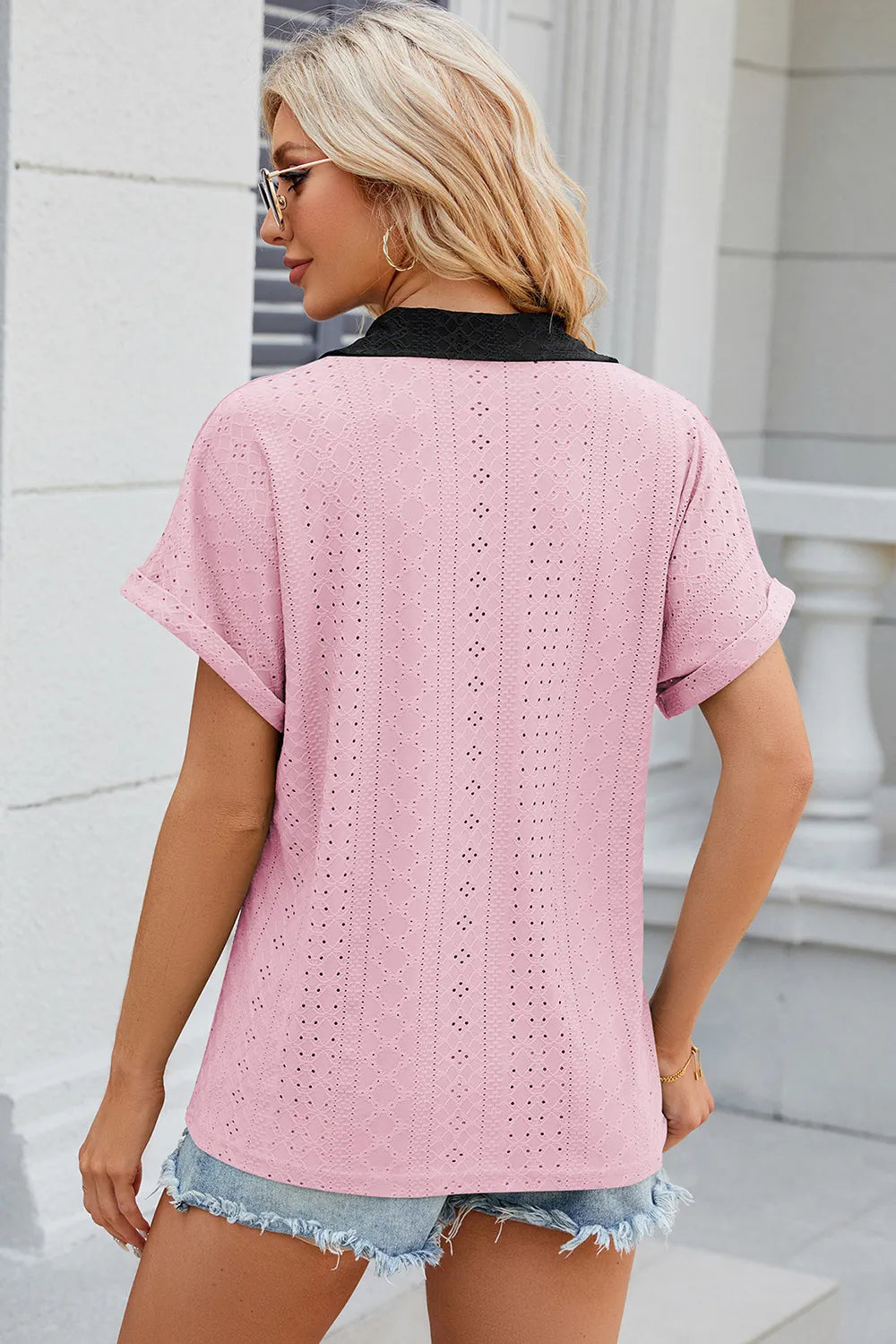 Camiseta suelta de manga corta con cuello en V y contraste para mujeres