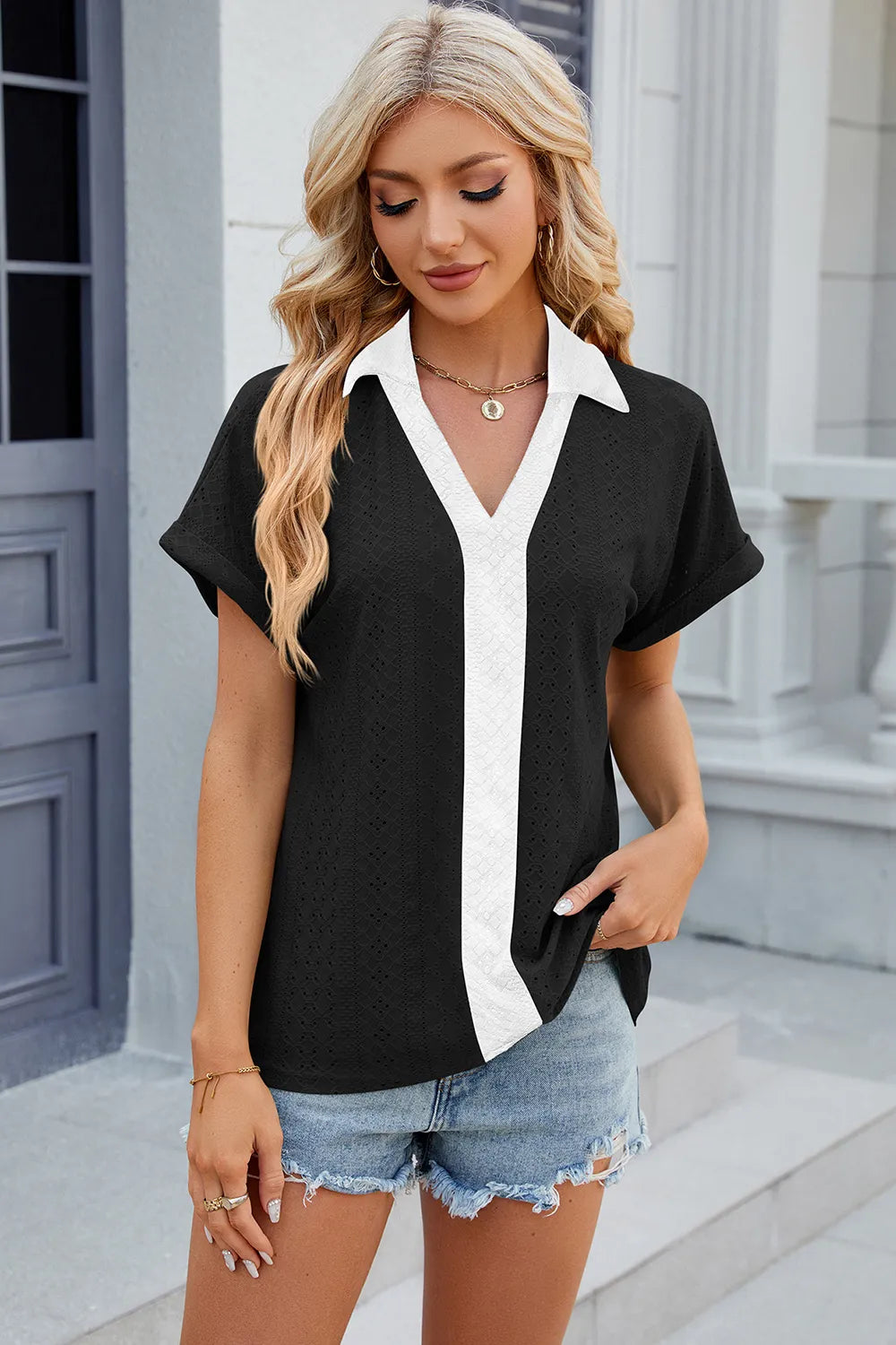Camiseta suelta de manga corta con cuello en V y contraste para mujeres