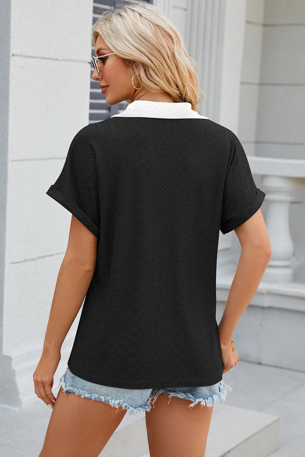 Camiseta suelta de manga corta con cuello en V y contraste para mujeres