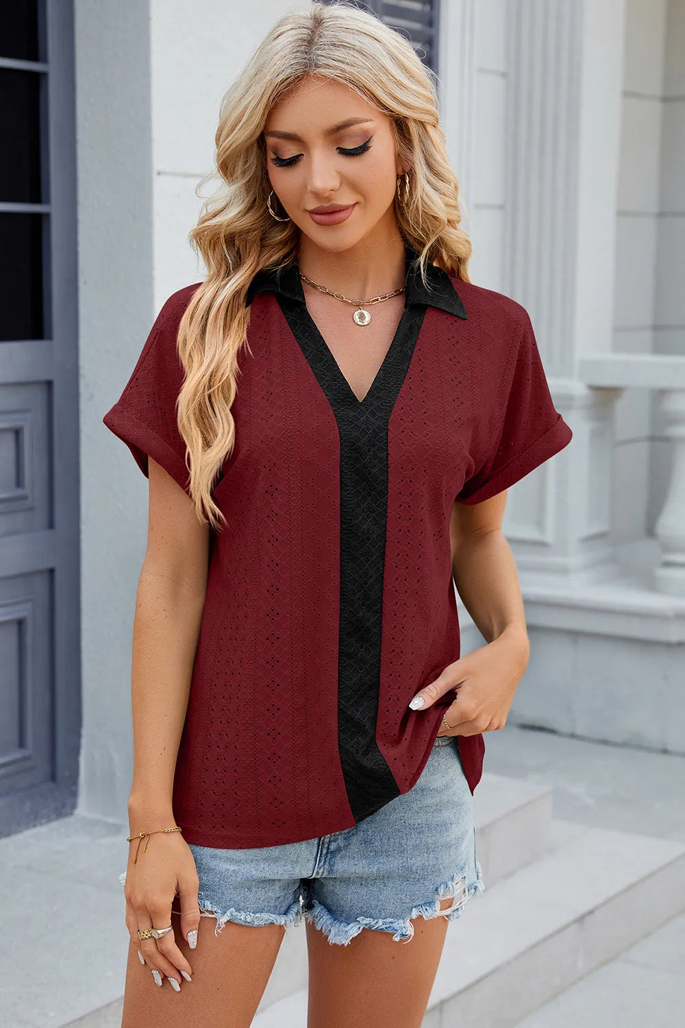 Camiseta suelta de manga corta con cuello en V y contraste para mujeres