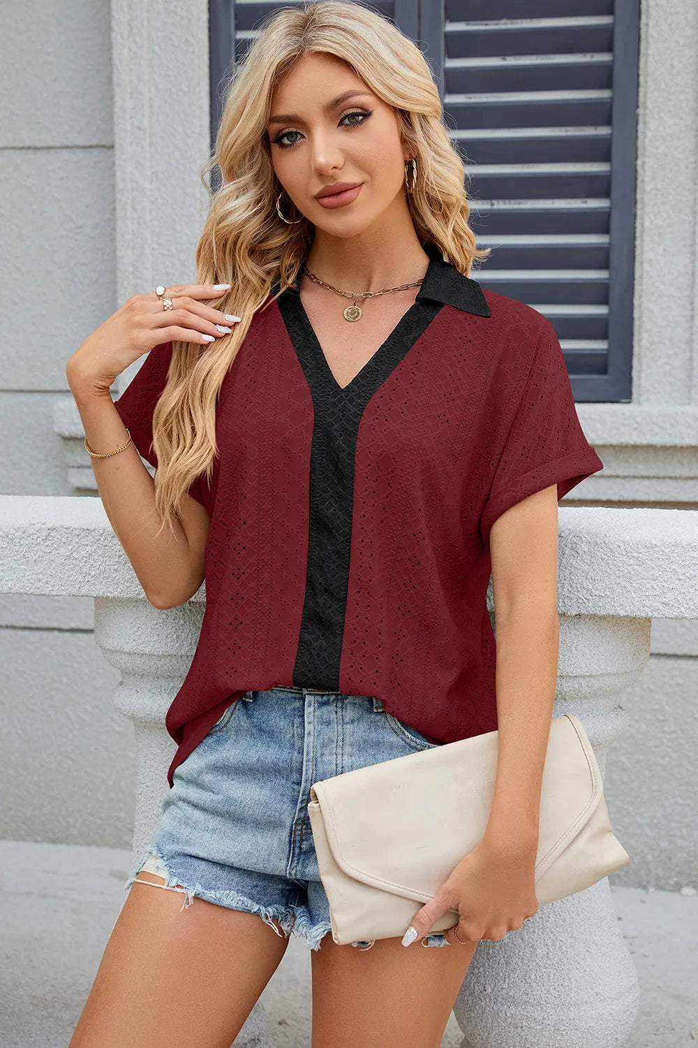 Camiseta suelta de manga corta con cuello en V y contraste para mujeres