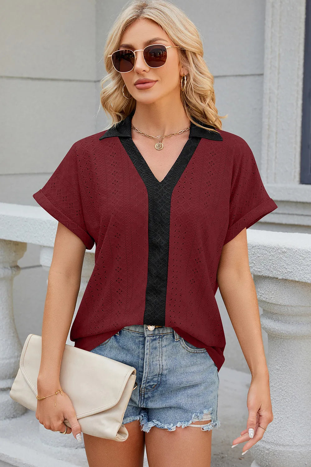 Camiseta suelta de manga corta con cuello en V y contraste para mujeres