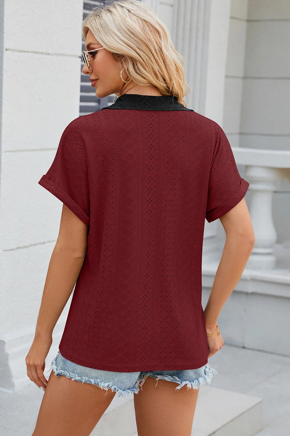 Camiseta suelta de manga corta con cuello en V y contraste para mujeres