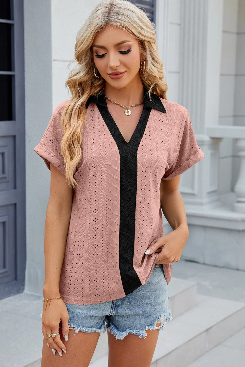 Camiseta suelta de manga corta con cuello en V y contraste para mujeres