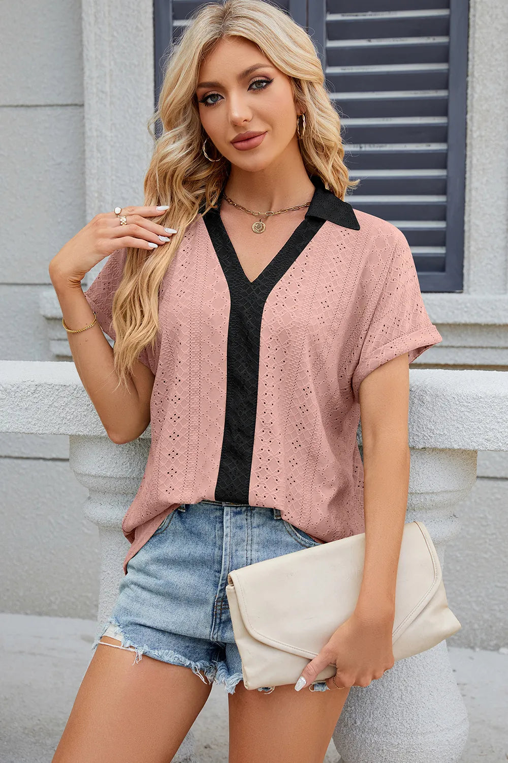 Camiseta suelta de manga corta con cuello en V y contraste para mujeres