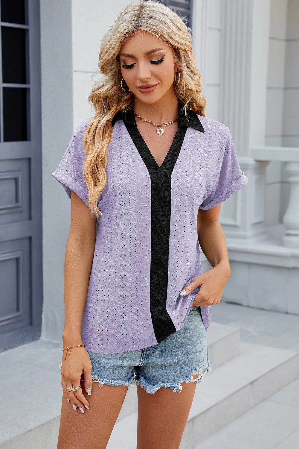Camiseta suelta de manga corta con cuello en V y contraste para mujeres