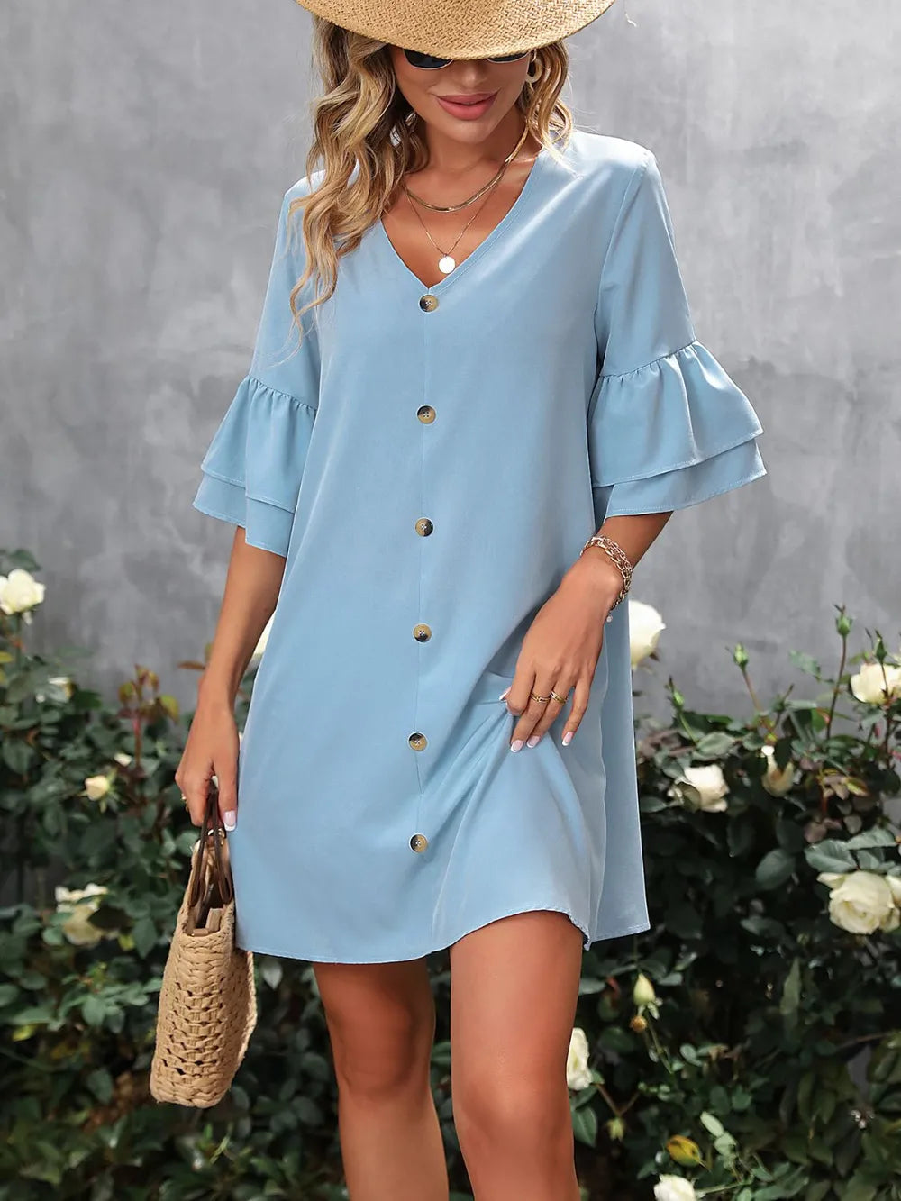 Robe mini élégante à col en V et manches courtes en bleu clair