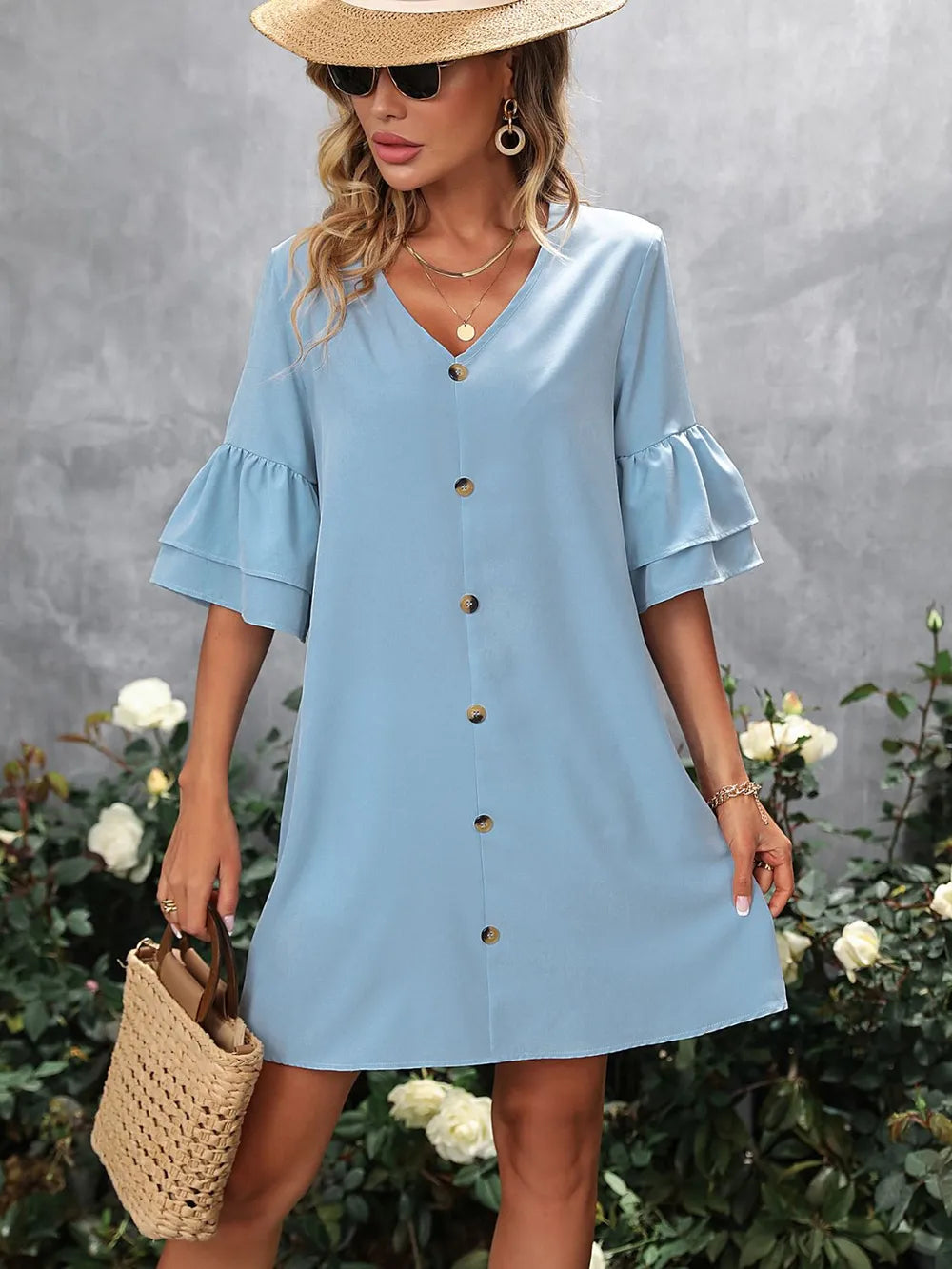 Robe mini élégante à col en V et manches courtes en bleu clair