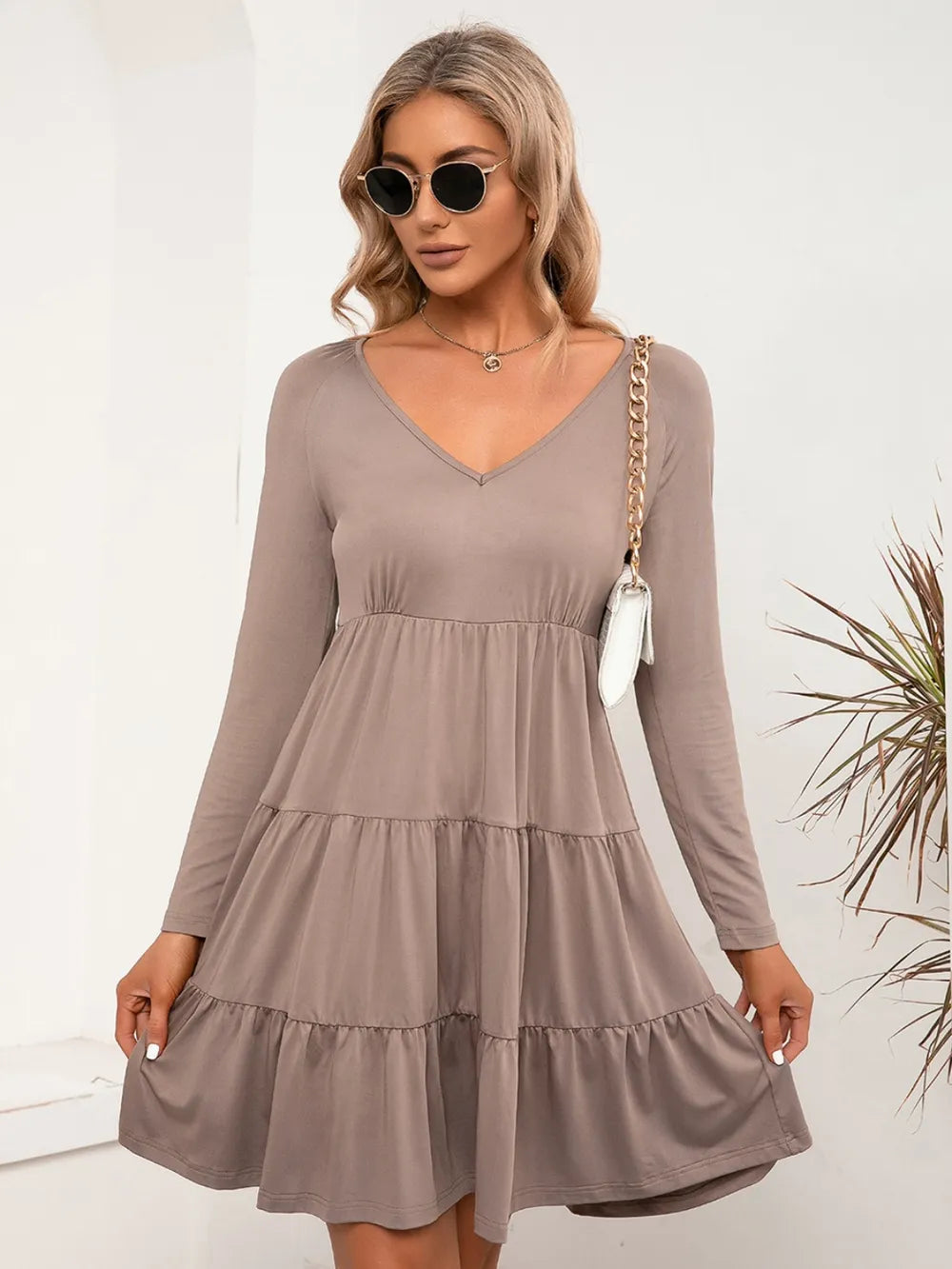 Robe à manches longues à col en V avec volants