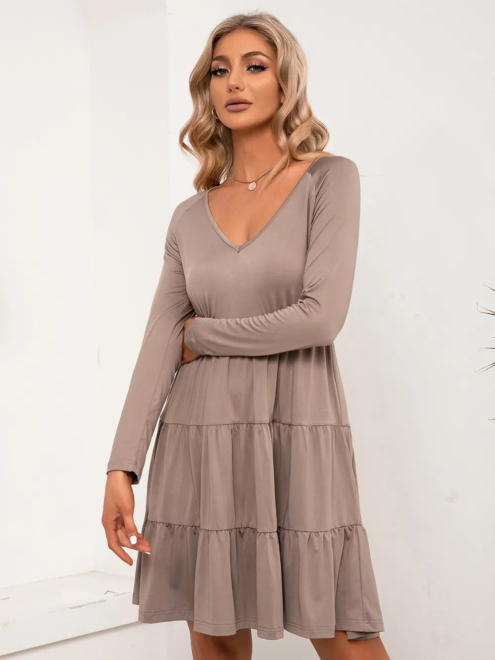 Robe à manches longues à col en V avec volants