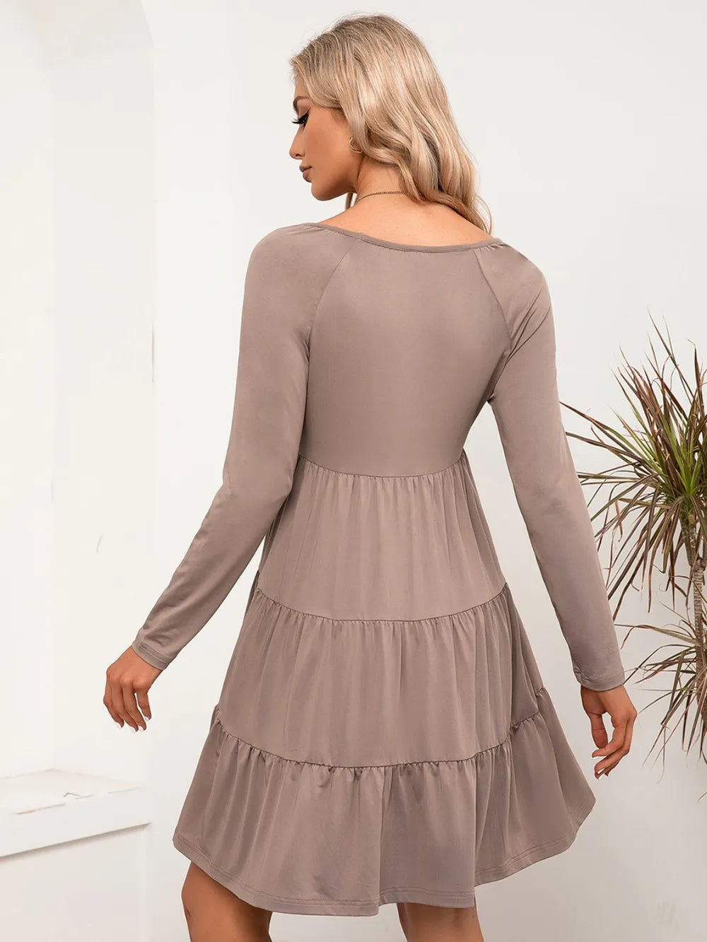 Robe à manches longues à col en V avec volants