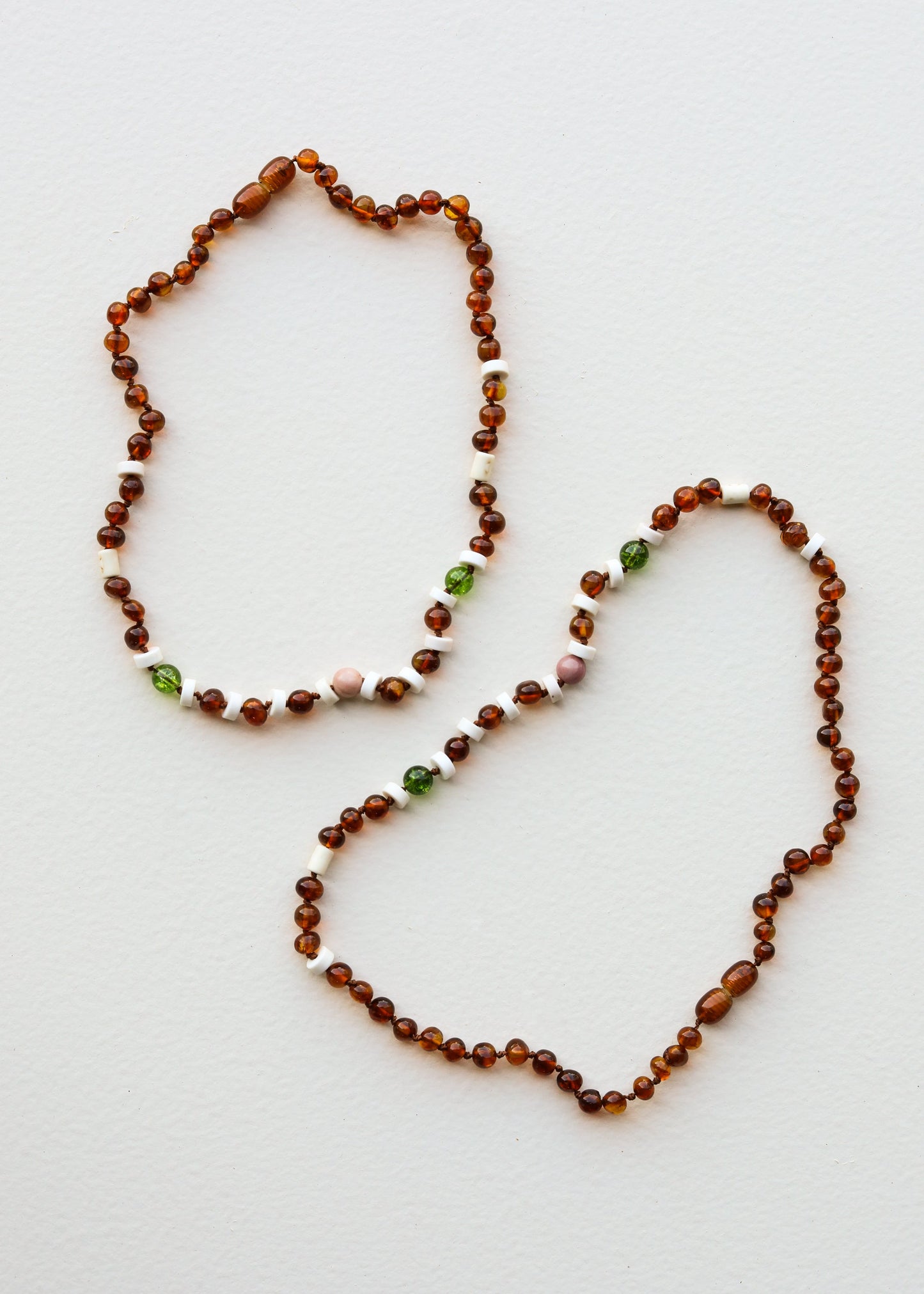 Collier en Ambre de la Mer Baltique Cognac avec Péridot et Rhodonite