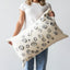 Coussin lombaire surdimensionné en laine mérinos Waterlily