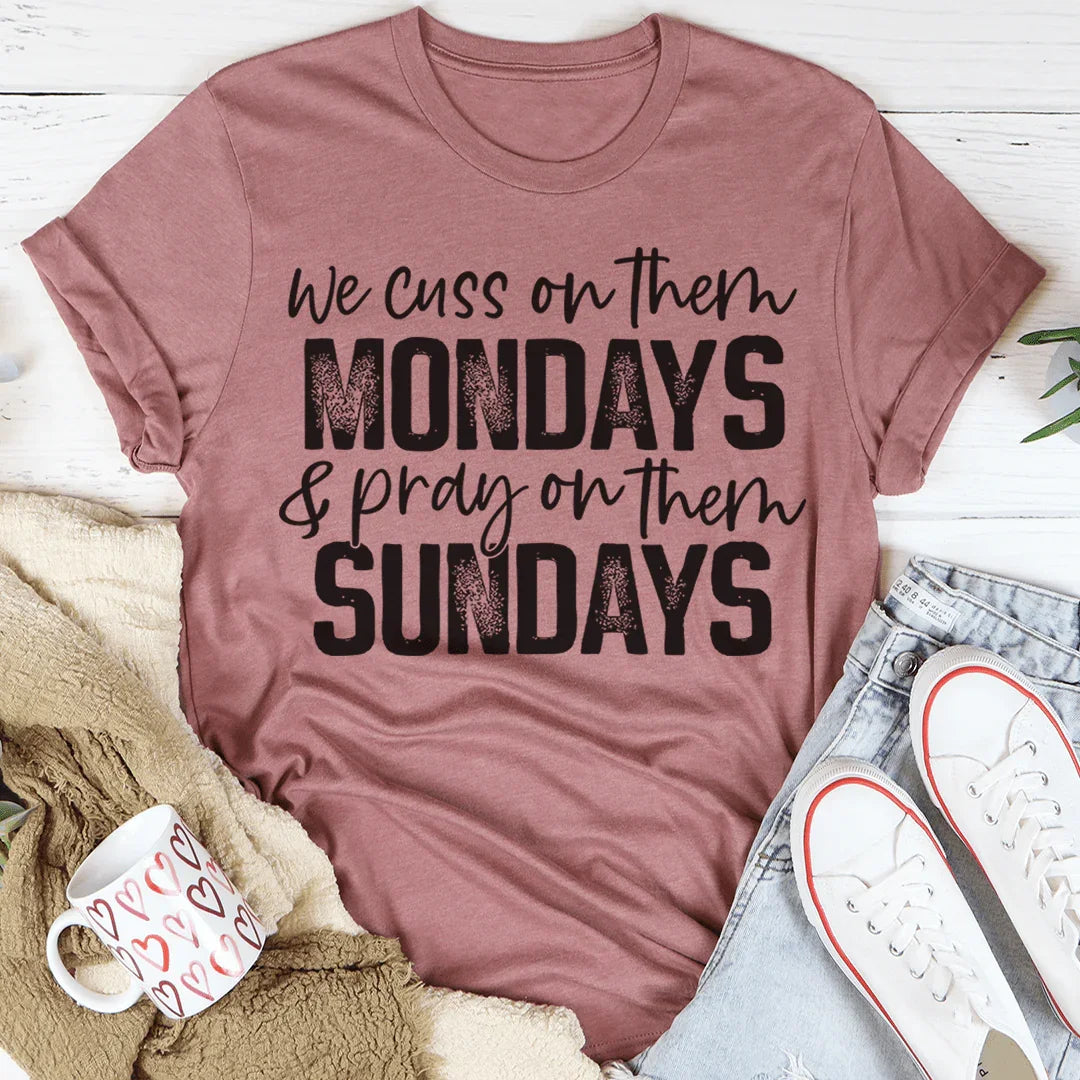Camiseta We Cuss On Them Monday & Pray On Them Sundays